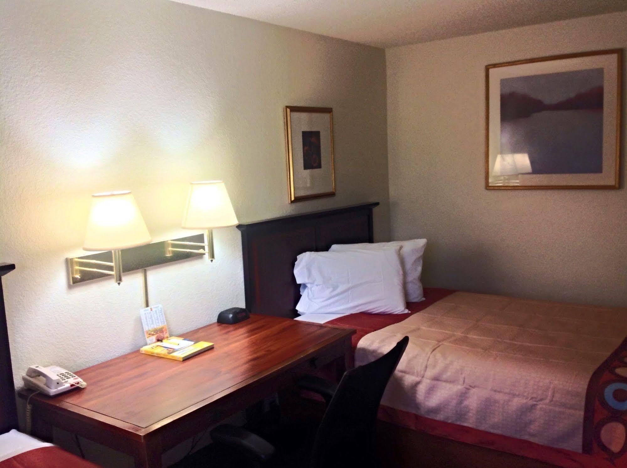 Super 8 By Wyndham Augusta Ft Eisenhower Area Екстериор снимка